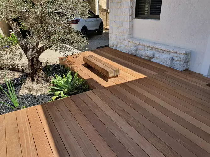 דק עץ בגינת בית פרטי